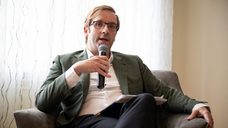 A Mathias Corvinus Collegium jövőjét érintő politikai viták és aggályok