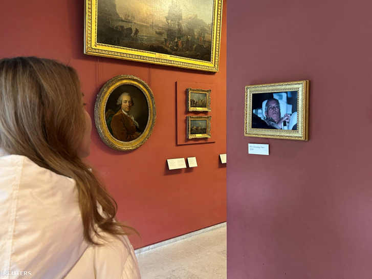 András volt yorki herceg képe a Louvre-ban: aktivisták akciója Párizsban