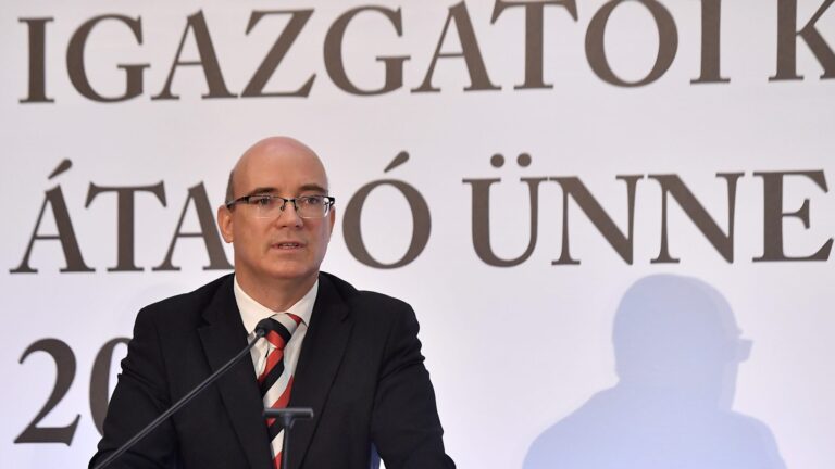 Egyszeri bérkiegészítést kapnak a pedagógusok a választások előtt