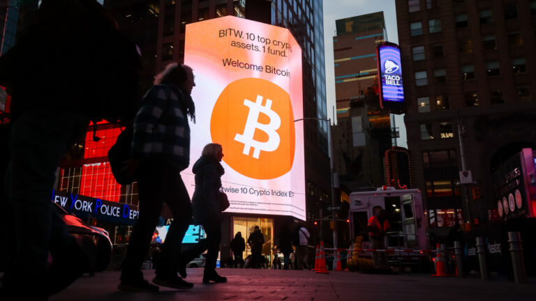 Jelentős árfolyamzuhanás és folyamatos veszteségek a bitcoin piacán
