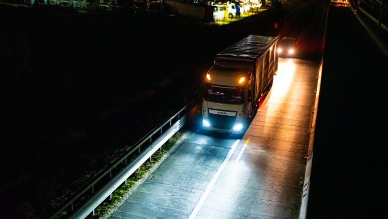 Két kamion és egy furgon karambolozott az M0-s autóúton, torlódás alakult ki