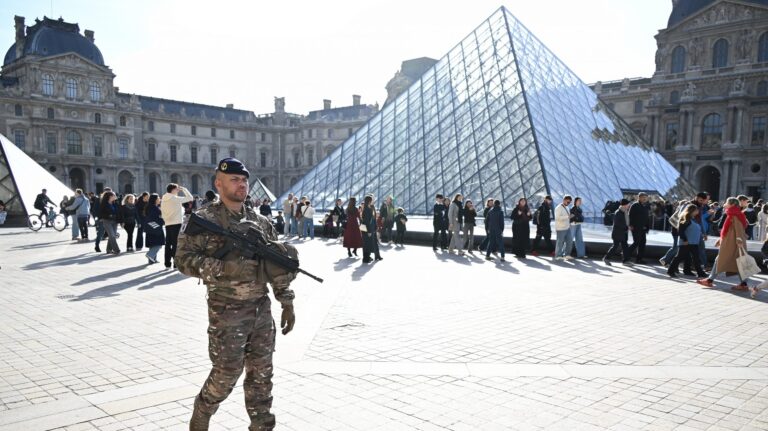 Lemondott a Louvre igazgatója a múzeumot ért válságok után