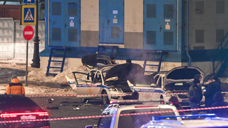 Robbanás történt Moszkva belvárosában, rendőr halt meg, ketten megsérültek