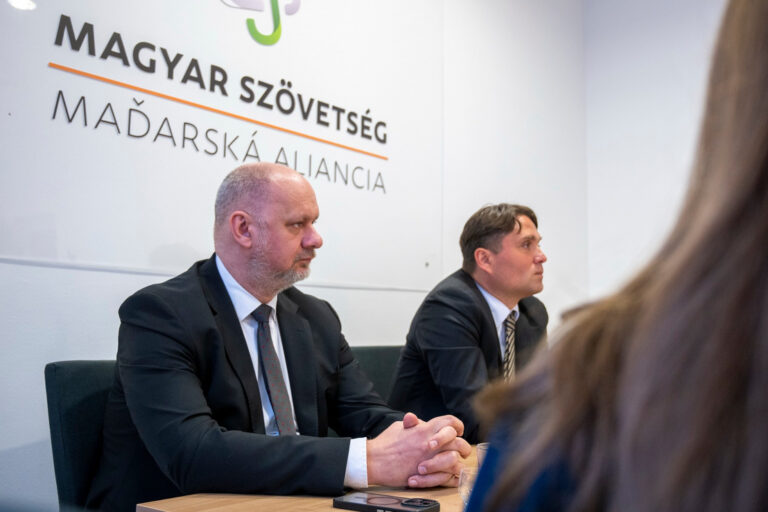 Szlovák törvénymódosítás és magyarországi kampányok feszültséget keltenek a határon túli magyar közösségben
