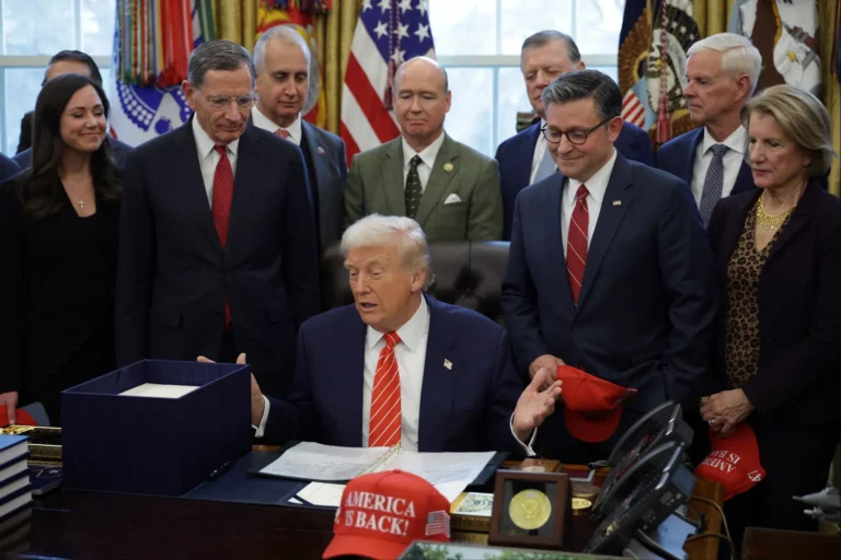 Trump az államoktól venné el a választások lebonyolítását, miközben nő a vereség kockázata a félidős választásokon