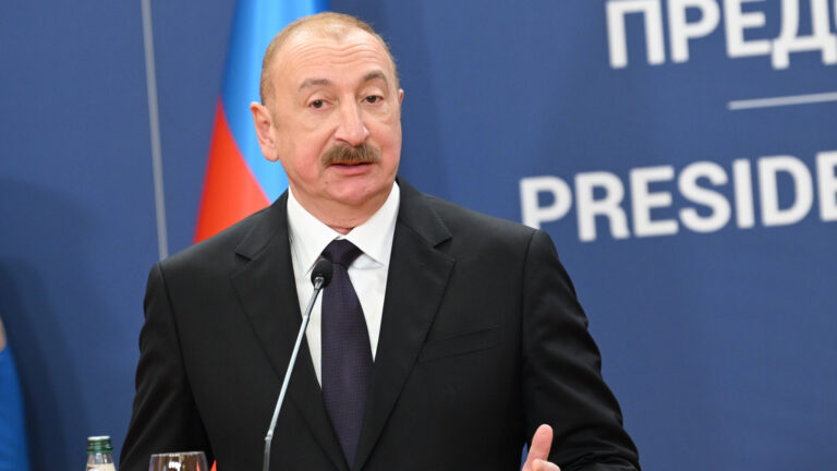 Tüntetők elleni fellépés az azeri elnök washingtoni látogatásán
