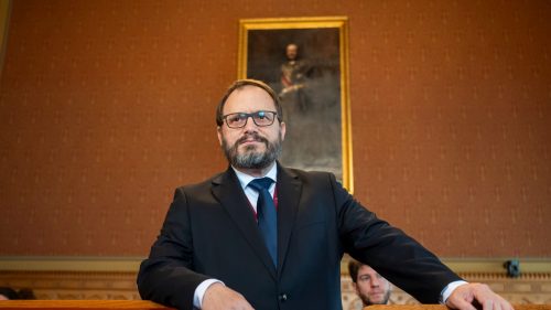 Pénzügyi és gazdasági átalakításokat jelentett be Kármán András